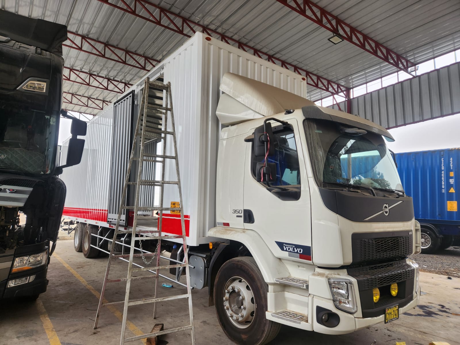 Camión Volvo en planta