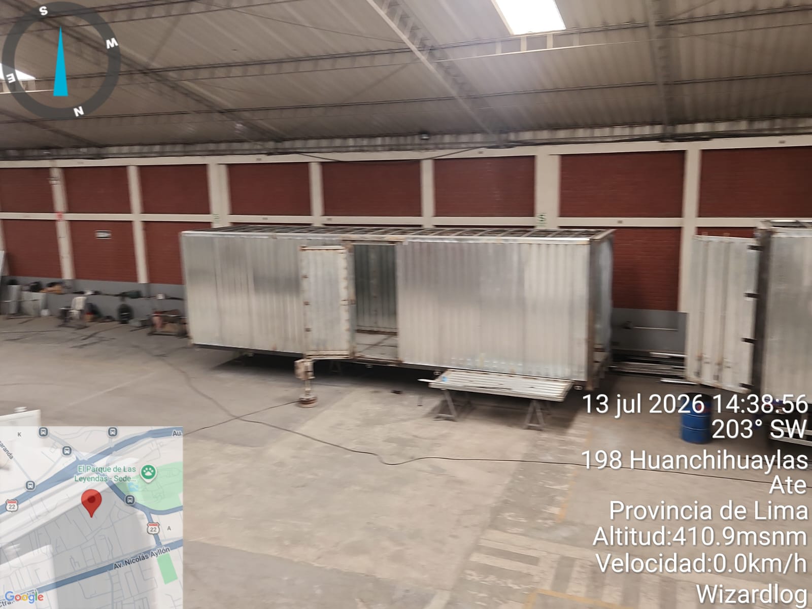 Interior de la planta de Yoguibull con furgones en fabricación